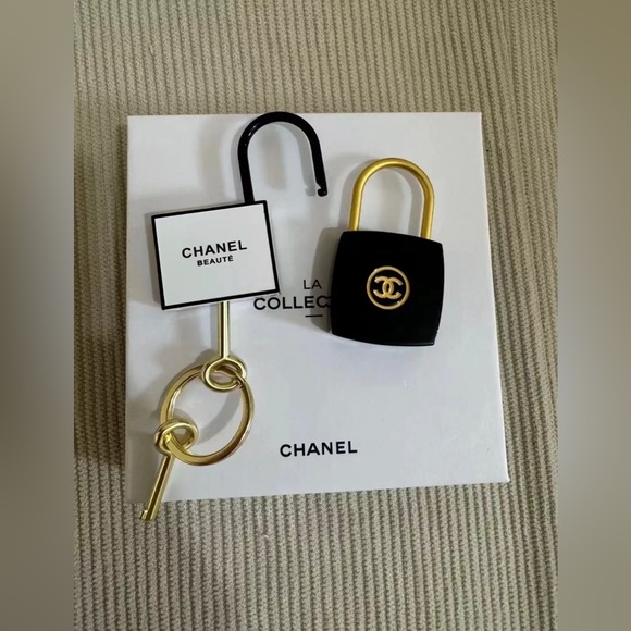 SALE❗️New CHANEL Gift PadLock Lock & Key Set - Picture 2 of 6